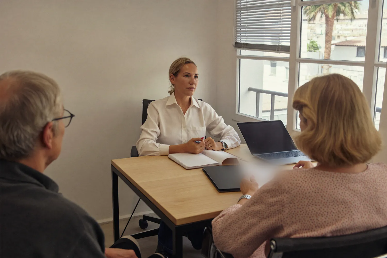The counter at Vía Clara, a case being explained